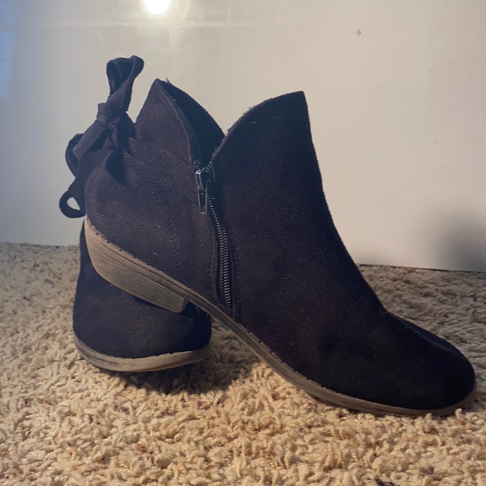Black boots with bow in the back